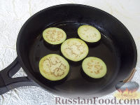 Фото приготовления рецепта: Горячая закуска из баклажанов и помидоров под сыром - шаг №3