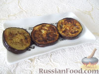 Фото приготовления рецепта: Горячая закуска из баклажанов и помидоров под сыром - шаг №4
