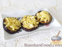 Фото приготовления рецепта: Горячая закуска из баклажанов и помидоров под сыром - шаг №5
