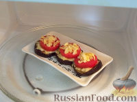 Фото приготовления рецепта: Горячая закуска из баклажанов и помидоров под сыром - шаг №7