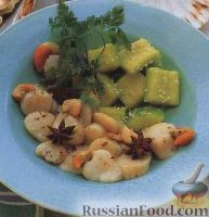 Фото к рецепту: Жареные морские гребешки с огуречным салатом