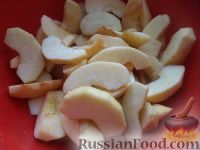 Фото приготовления рецепта: Яблочные дольки в карамели - шаг №3
