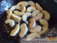 Фото приготовления рецепта: Яблочные дольки в карамели - шаг №7