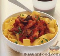 Фото к рецепту: Паста с томатным соусом, грибами и куриным филе