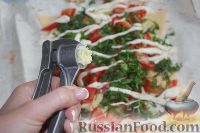 Фото приготовления рецепта: Лаваш с сыром и помидорами - шаг №3