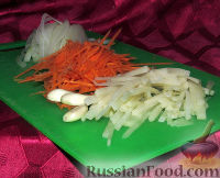 Фото приготовления рецепта: Закуска (салат) из консервированной морской капусты - шаг №3