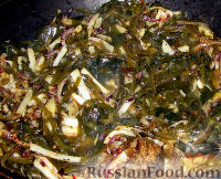 Фото приготовления рецепта: Закуска (салат) из консервированной морской капусты - шаг №6