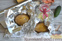 Фото приготовления рецепта: Запеченная картошка, фаршированная креветками и огурцом - шаг №2