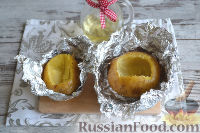 Фото приготовления рецепта: Запеченная картошка, фаршированная креветками и огурцом - шаг №5