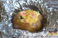 Фото приготовления рецепта: Запеченная картошка, фаршированная креветками и огурцом - шаг №7
