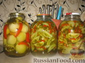 Фото приготовления рецепта: Слоёный салат с тунцом и оливками - шаг №5