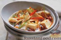 Фото к рецепту: Тайский суп с рисовой лапшой и сыром тофу