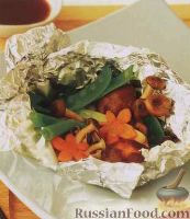 Фото к рецепту: Рыба, запеченная с грибами и овощами в фольге