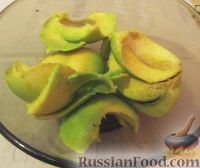Фото приготовления рецепта: Салат с тунцом и авокадо - шаг №2