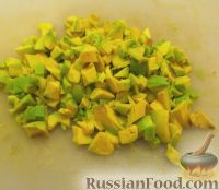 Фото приготовления рецепта: Салат с тунцом и авокадо - шаг №4