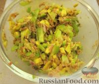 Фото приготовления рецепта: Салат с тунцом и авокадо - шаг №5