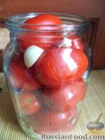 Фото приготовления рецепта: Соленые помидоры с чесноком - шаг №4