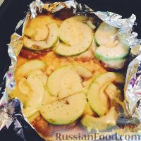 Фото к рецепту: Свинина с авокадо под сырной шапкой
