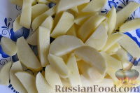 Фото приготовления рецепта: Картофель, тушенный с рёбрышками в мультиварке - шаг №5