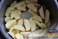 Фото приготовления рецепта: Картофель, тушенный с рёбрышками в мультиварке - шаг №6