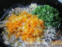 Фото приготовления рецепта: Картофельный суп с вешенками и плавленым сырком - шаг №17