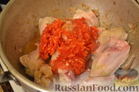 Фото приготовления рецепта: Куриные крылышки с паприкой в сметанном соусе - шаг №4