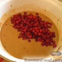 Фото приготовления рецепта: Кофейный кекс с ягодами - шаг №4