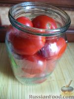 Фото приготовления рецепта: Маринованные помидоры с чесноком - шаг №4