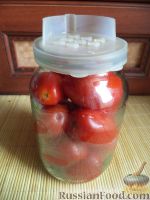 Фото приготовления рецепта: Маринованные помидоры с чесноком - шаг №6