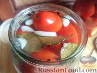 Фото приготовления рецепта: Маринованные помидоры с чесноком - шаг №8