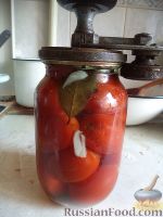 Фото приготовления рецепта: Маринованные помидоры с чесноком - шаг №9
