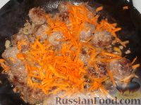 Фото приготовления рецепта: Картофель, тушенный с фрикадельками - шаг №5
