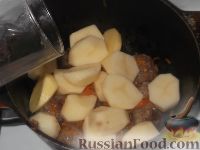 Фото приготовления рецепта: Картофель, тушенный с фрикадельками - шаг №7