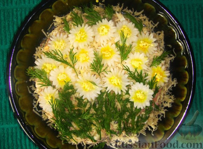 Салат Ромашка с курицей и грибами рецепт - Кулинарния