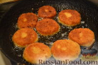 Фото приготовления рецепта: Картофельные погачи по-венгерски - шаг №4