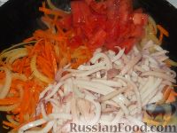 Фото приготовления рецепта: Жареные кальмары с овощами - шаг №7
