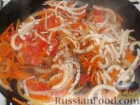 Фото приготовления рецепта: Жареные кальмары с овощами - шаг №8