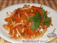Фото приготовления рецепта: Жареные кальмары с овощами - шаг №9