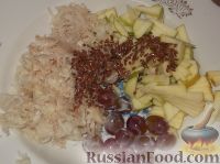 Фото приготовления рецепта: Салат из квашеной капусты с семенами льна - шаг №3