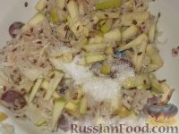 Фото приготовления рецепта: Салат из квашеной капусты с семенами льна - шаг №4