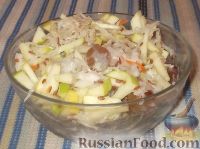 Фото приготовления рецепта: Салат из квашеной капусты с семенами льна - шаг №5