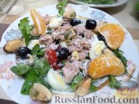 Фото к рецепту: Салат "Новый" с консервированным тунцом и мидиями
