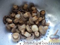 Фото приготовления рецепта: Солянка с консервированными грибами - шаг №2