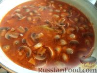 Фото приготовления рецепта: Солянка с консервированными грибами - шаг №8