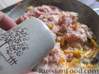 Фото приготовления рецепта: Салат с фасолью и куриными сердечками - шаг №13
