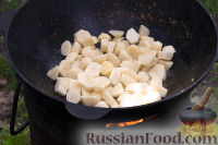 Фото приготовления рецепта: Рагу с картошкой и рисом (в казане) - шаг №6