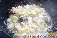 Фото приготовления рецепта: Рагу с картошкой и рисом (в казане) - шаг №10