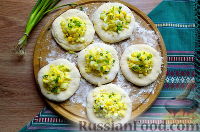 Фото приготовления рецепта: Пирожки с рисом, яйцом и зелёным луком - шаг №10