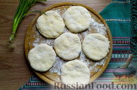 Фото приготовления рецепта: Пирожки с рисом, яйцом и зелёным луком - шаг №9