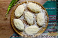 Фото приготовления рецепта: Пирожки с рисом, яйцом и зелёным луком - шаг №11